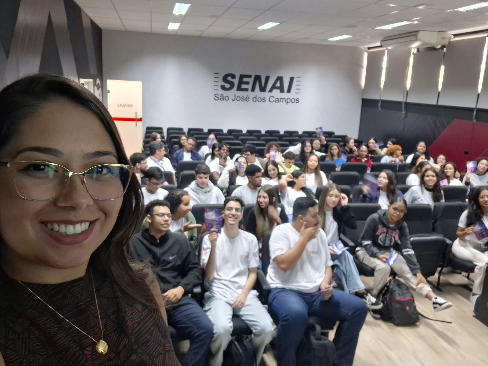 Danielly Paulino com a plateia de estudantes durante palestra no SENAI São José dos Campos