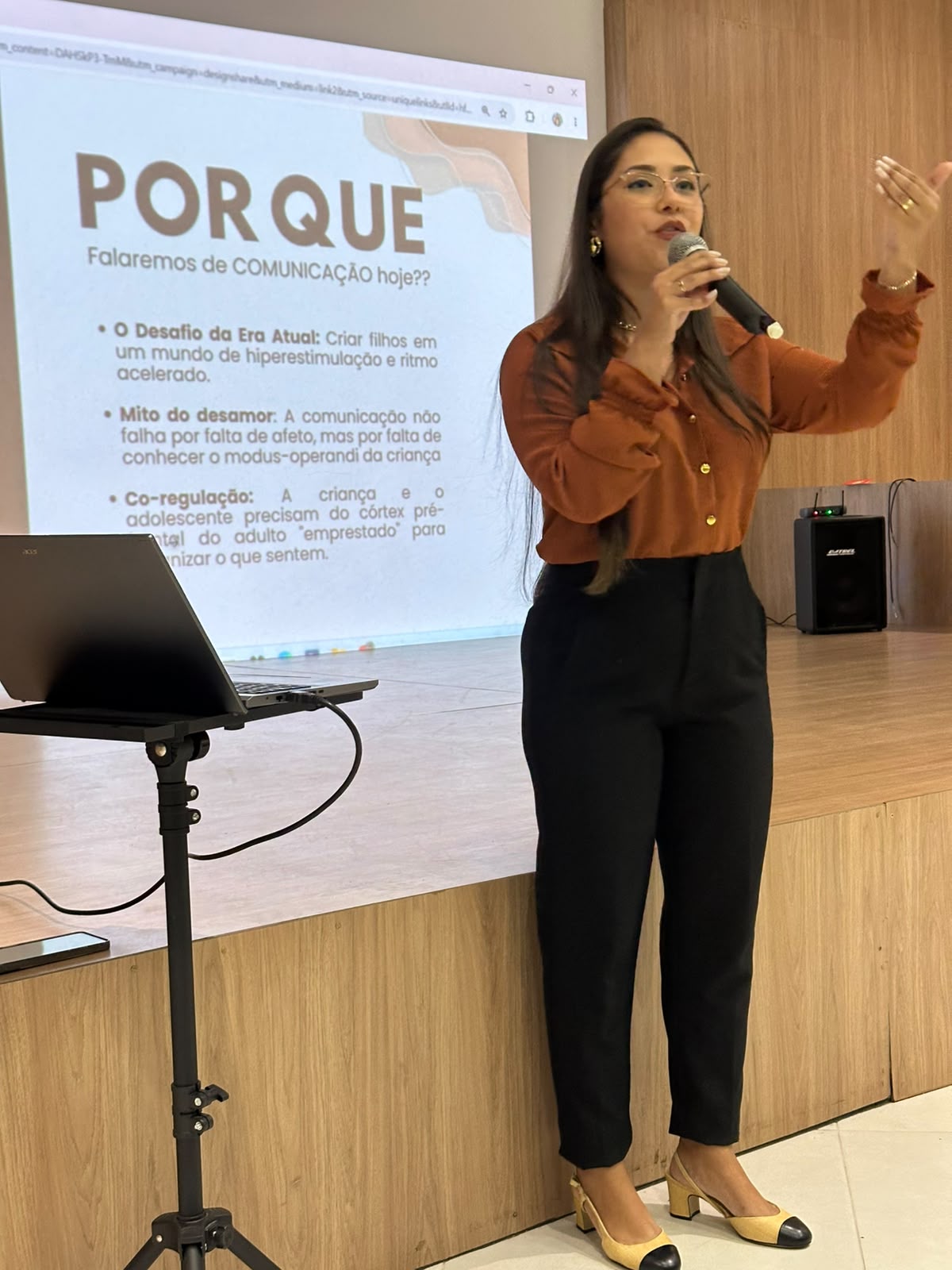 Danielly Paulino em palestra sobre comunicação com crianças e adolescentes