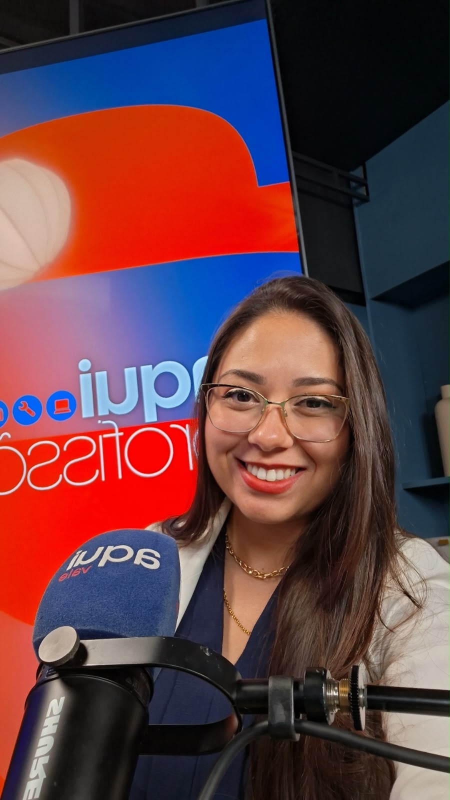 Danielly Paulino no estúdio durante gravação de podcast